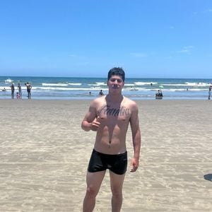 Produtor de conteúdo para a internet, Noé possui cerca de 17,7 mil seguidores no Instagram, publica vídeos de humor e afirma ter projetos ligados à música. O jovem ganhou ainda mais repercussão depois de se apresentar como namorado de Eva Michaelichen, mãe de Eliana