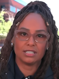 Repórter da Globo na Copa 2026, Karine Alves quebra protocolo e revela abordagem 'ríspida' com mulheres negras na imigração dos EUA: 'Pediram para levantar meu cabelo. Fiquei sem ação'