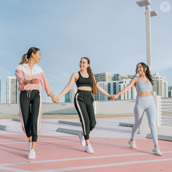 "Isso tem nome: Efeito Köhler. Quando você percebe que faz parte de um grupo, seu corpo produz mais. Os estudos mostram que o efeito é ainda mais forte em mulheres", diz a personal trainer Raphaela Pereira