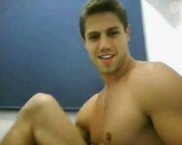 Jonas Sulzbach exibe o órgão genital em uma webcam e mede o ‘instrumento’ com uma fita métrica. A exposição rendeu a ele o apelido de ‘Jonas 22’