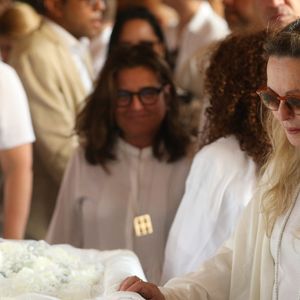Com Preta Gil no caixão, a atriz Maria Zilda também se despediu da cantora, filha de Gilberto Gil