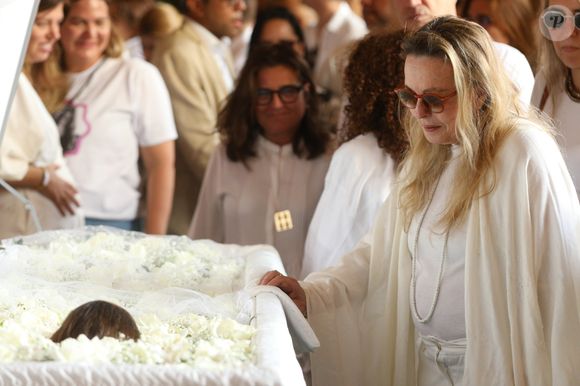 Com Preta Gil no caixão, a atriz Maria Zilda também se despediu da cantora, filha de Gilberto Gil