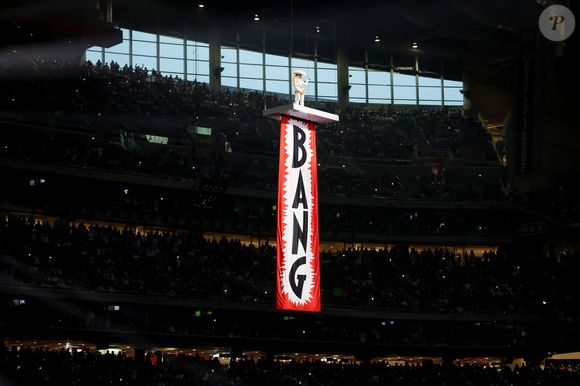 BANG! O que realmente deixou todo mundo de queixo caído foram os preços dos ingressos, especialmente os pacotes VIP