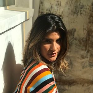 Esta foto traz Giulia Costa com um batom mais destacado, embora a maquiagem não esteja pesada