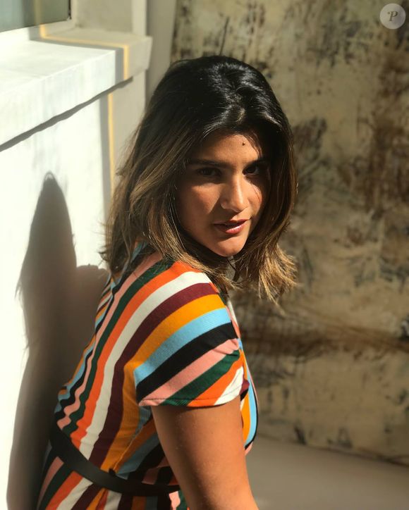 Esta foto traz Giulia Costa com um batom mais destacado, embora a maquiagem não esteja pesada