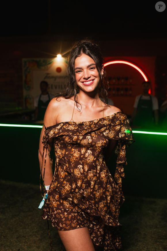 Bruna Marquezine apostou em vestido ombro a ombro estampado para a festa de pré-réveillon Amoré em praia de Pernambuco