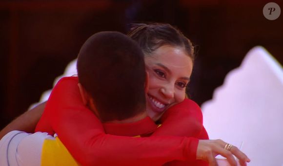 Maike vinha tentando se aproximar de Renata, que até então estava resistindo