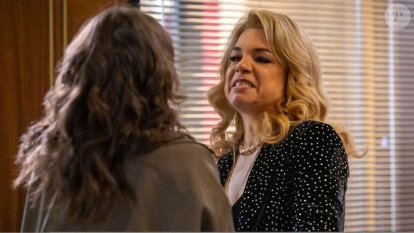 Pilar dá uma surra em Ingrid após descobrir caso da filha com Iuri
