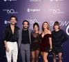 Bella Campos posou sem Cauã Reymond, mas com outros atores da novela 'Vale Tudo' na festa dos 60 anos da Globo em 28 de abril de 2025