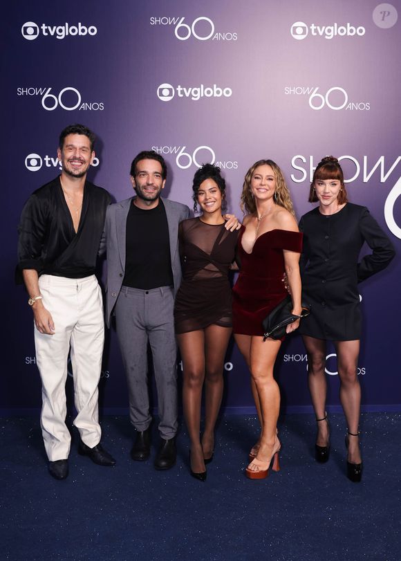 Bella Campos posou sem Cauã Reymond, mas com outros atores da novela 'Vale Tudo' na festa dos 60 anos da Globo em 28 de abril de 2025