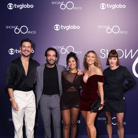 Bella Campos posou sem Cauã Reymond, mas com outros atores da novela 'Vale Tudo' na festa dos 60 anos da Globo em 28 de abril de 2025