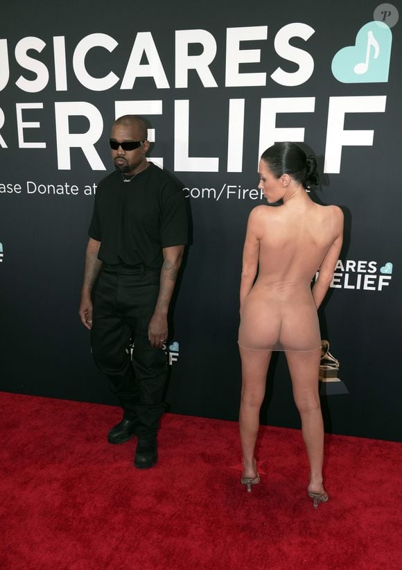 Mulher de Kanye West, Bianca Censori roubou a cena com seu look inesperado e chocante ao posar para fotos, no red carpet do Grammy 2025, neste domingo (02).