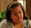 Ágata (Karol Lannes), apesar de crescer cercada de conforto financeiro, vivia uma realidade marcada pelas críticas constantes da própria mãe, que frequentemente a chamava de 'gorda' e diminuía sua autoconfiança.