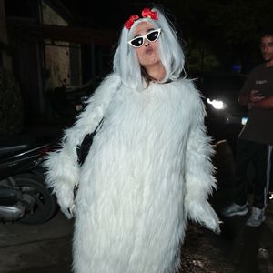 Tatá Werneck: esbanjando criatividade, Tatá Werneck encarnou a cachorra Priscilla, da TV Colosso. Ela veste um macacão macio e peludo de pelúcia branca que cobre o corpo todo, incluindo uma touca que simula a cabeça, com a característica peruca loira alta, os laços vermelhos no topo e óculos de sol brancos
