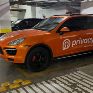 Andressa Urach publicou imagens do veículo estacionado e alegou ser vítima de preconceito. ‘Onde estou atrapalhando alguém? Fala mais da mamãe... Só pode ser as mal comidas’