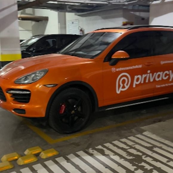 Andressa Urach publicou imagens do veículo estacionado e alegou ser vítima de preconceito. ‘Onde estou atrapalhando alguém? Fala mais da mamãe... Só pode ser as mal comidas’