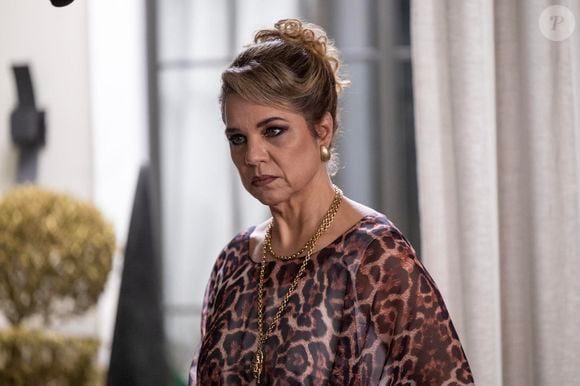 Pilar, vivida por Isabel Teixeira em 'Quem Ama Cuida', chama atenção pelo figurino marcado por animal print, volumes amplos, capas e sobreposições, reforçando a imagem poderosa da vilã