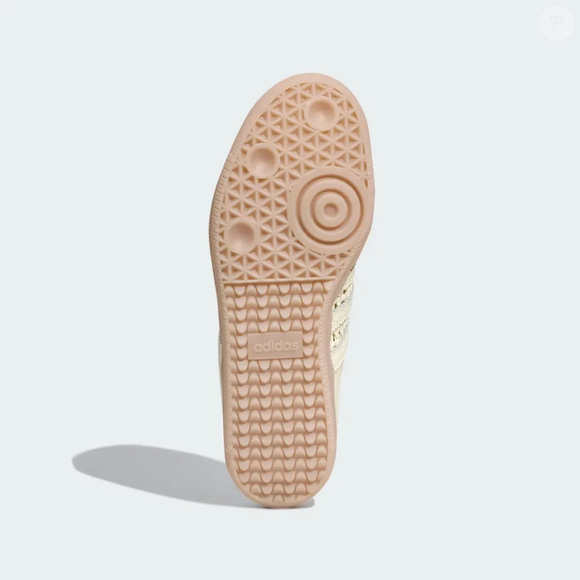 A colorway White reforça a proposta minimalista do modelo e transforma o Samba Mule em uma opção que pode transitar por produções casuais e looks mais elaborados