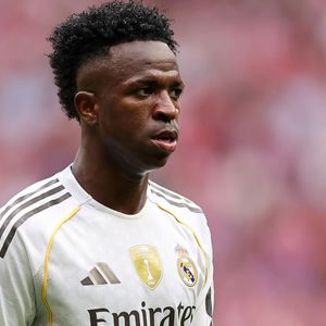 De promessa a protagonista: depois de 375 jogos, 128 gols e cerca de 85 assistências, Vini Jr. é recompensado com um contrato milionário no Real Madrid. Descubra quanto o brasileiro vai receber por ano