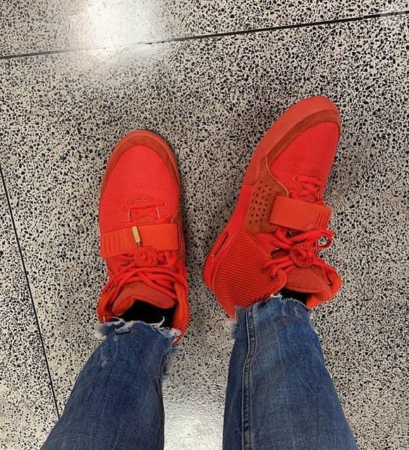 Esse fenômeno, conhecido como "efeito do sapato vermelho", sugere que a não conformidade bem executada funciona como um sinal de poder