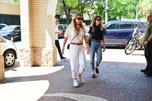 Gabriela Pugliesi compareceu à missa de 7º dia da filha de Schynaider Moura, Anne-Marie; adolescente de 16 anos havia passado por transplante de coração em junho de 2022