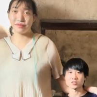 Casamento marcado por 53 cm de diferença: morre aos 26 anos influenciadora chinesa com 2,18m de altura que viralizou por relação com homem mais baixo; Xiao Yue teve diagnóstico de tumor na hipófise e um meningioma