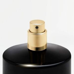 Com diferença de cerca de 87% no preço, o Vibrant Caramel, da Zara, chama atenção por compartilhar a proposta floral frutada e luminosa do perfume usado por Zendaya