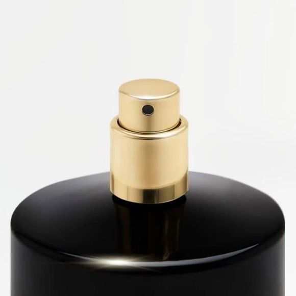 Com diferença de cerca de 87% no preço, o Vibrant Caramel, da Zara, chama atenção por compartilhar a proposta floral frutada e luminosa do perfume usado por Zendaya