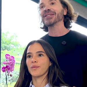 'Último corte do ano': Bruna Marquezine pede leveza, tira as pontas e aposta em camadas para fechar o ano com um visual moderno e elegante