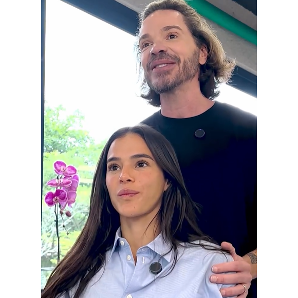 'Último corte do ano': Bruna Marquezine pede leveza, tira as pontas e aposta em camadas para fechar o ano com um visual moderno e elegante
