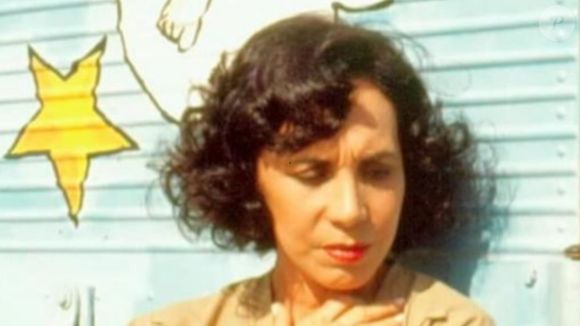 Resumo da novela 'Tieta': Carmosina se recusa a beijar Osnar na boca.