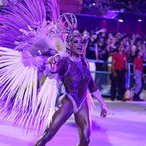 Corpo sarado de Adriana Bombom roubou a cena em desfile da Grande Rio