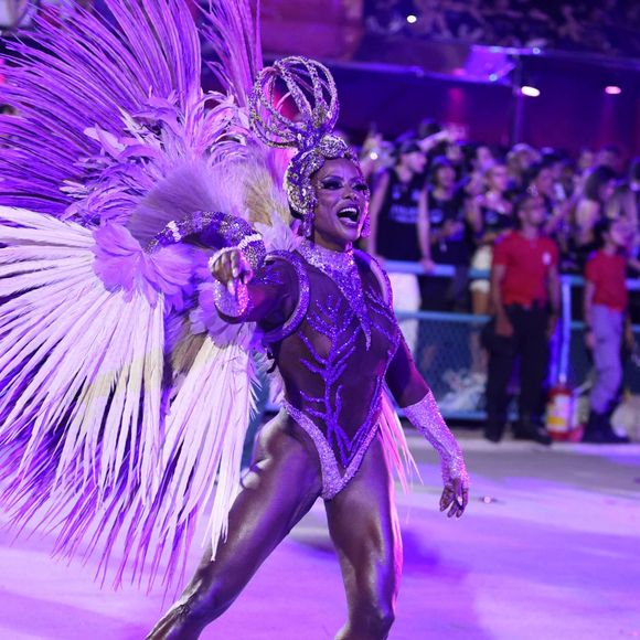 Corpo sarado de Adriana Bombom roubou a cena em desfile da Grande Rio