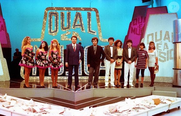 Adriana Colin integrou o grupo Banana Split - na foto, apresentadora e modelo está ausente da disputa do conjunto contra Nahim no 'Qual é a Música' de Silvio Santos, ao lado de Eliana