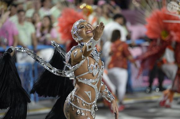 Andressa Marinho, rainha de bateria da Unidos de Padre Miguel, desfilou com visual careca