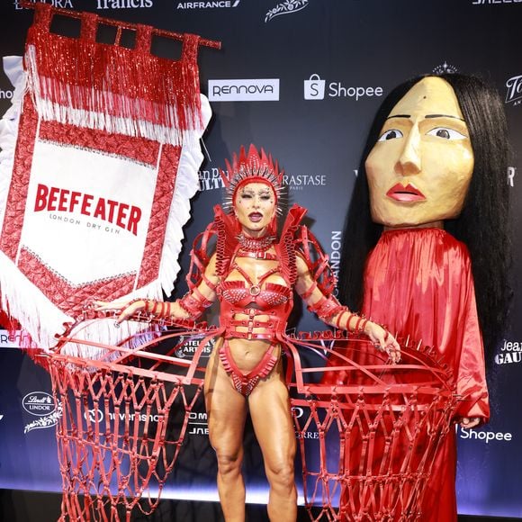 Sabrina Sato valorizou o corpo torneado e musculoso com fantasia no Baile da Vogue 2026