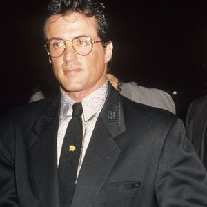 Sylvester Stallone já enfrentou rejeições, pobreza e trabalhos improváveis antes de conquistar Hollywood. O sucesso de Rocky mudou sua vida e abriu caminho para uma carreira de cinco décadas
