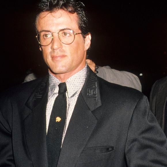 Sylvester Stallone já enfrentou rejeições, pobreza e trabalhos improváveis antes de conquistar Hollywood. O sucesso de Rocky mudou sua vida e abriu caminho para uma carreira de cinco décadas