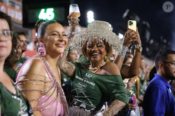 Gaby Amarantos apenas cortou o abadá ombro a ombro, com decote amplo, mas completou o look com uma produção metalizada ousada