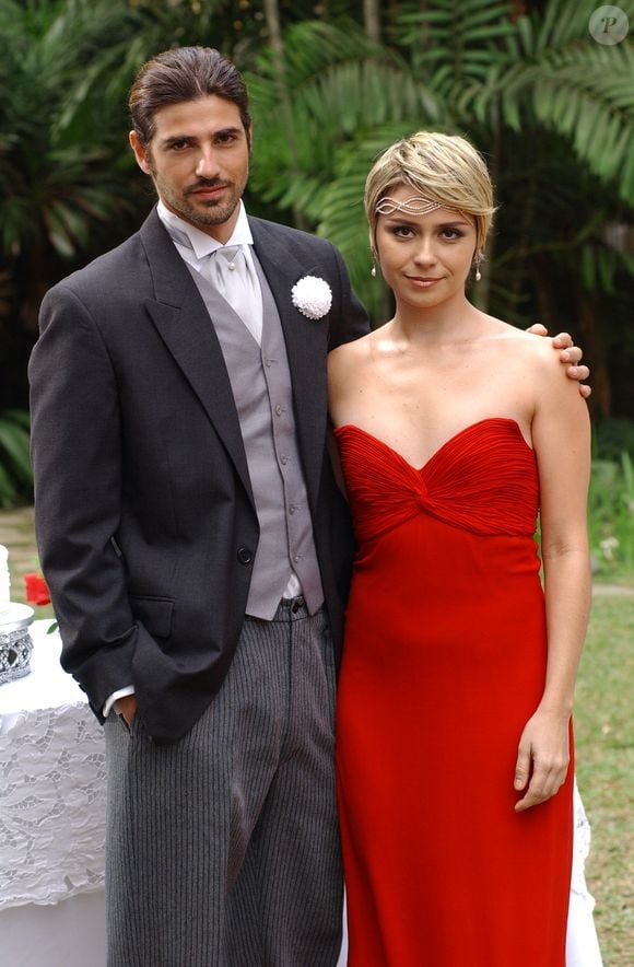 Ao longo da novela, ele deixou o bigode crescer para representar outra fase do personagem