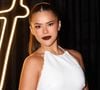 O visual escolhido por Maisa Silva para comemorar os 24 anos chamou atenção pelo contraste entre o vestido branco minimalista e a beleza dramática com bocão escuro. A atriz reuniu amigos famosos em São Paulo