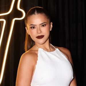 O visual escolhido por Maisa Silva para comemorar os 24 anos chamou atenção pelo contraste entre o vestido branco minimalista e a beleza dramática com bocão escuro. A atriz reuniu amigos famosos em São Paulo