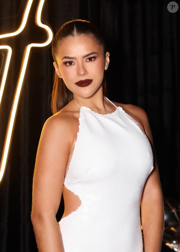 O visual escolhido por Maisa Silva para comemorar os 24 anos chamou atenção pelo contraste entre o vestido branco minimalista e a beleza dramática com bocão escuro. A atriz reuniu amigos famosos em São Paulo
