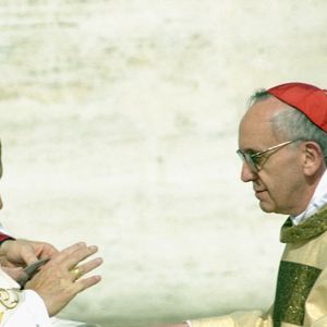 2001: Papa Fracisco, ainda conhecido como Jorge Mario Bergoglio, é nomeado Cardeal pelo Papa João Paulo II