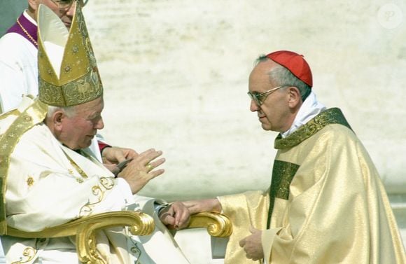 2001: Papa Fracisco, ainda conhecido como Jorge Mario Bergoglio, é nomeado Cardeal pelo Papa João Paulo II