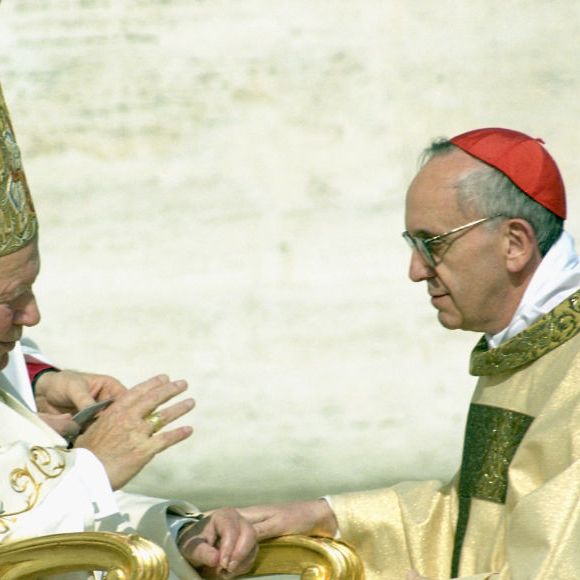 2001: Papa Fracisco, ainda conhecido como Jorge Mario Bergoglio, é nomeado Cardeal pelo Papa João Paulo II