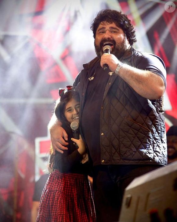 Filha mais velha de Fabiano Menotti, Julia segue os passos do pai na música