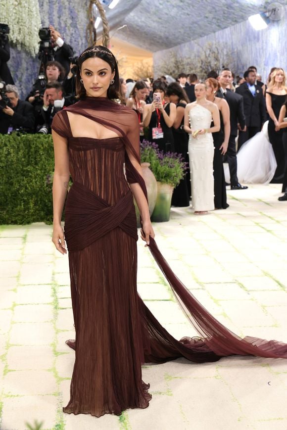 Camila Mendes no Met Gala 2026 optou por um vestido marrom transparente, drapeado sobre um corset impecável - e já entra para a lista de inspiração para madrinhas de casamento