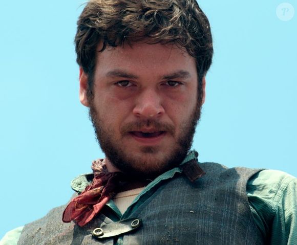 Pedro (Emílio Dantas) comete uma loucura contra Melissa. Ele a goleia com espada
