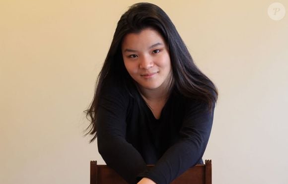 Sydney Topliffe tem uma carreira relativamente curta na atuação e vive discretamente nas redes sociais